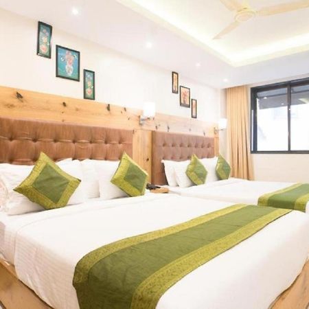 Hotel Sky Wood At Airport Нью-Дели Экстерьер фото