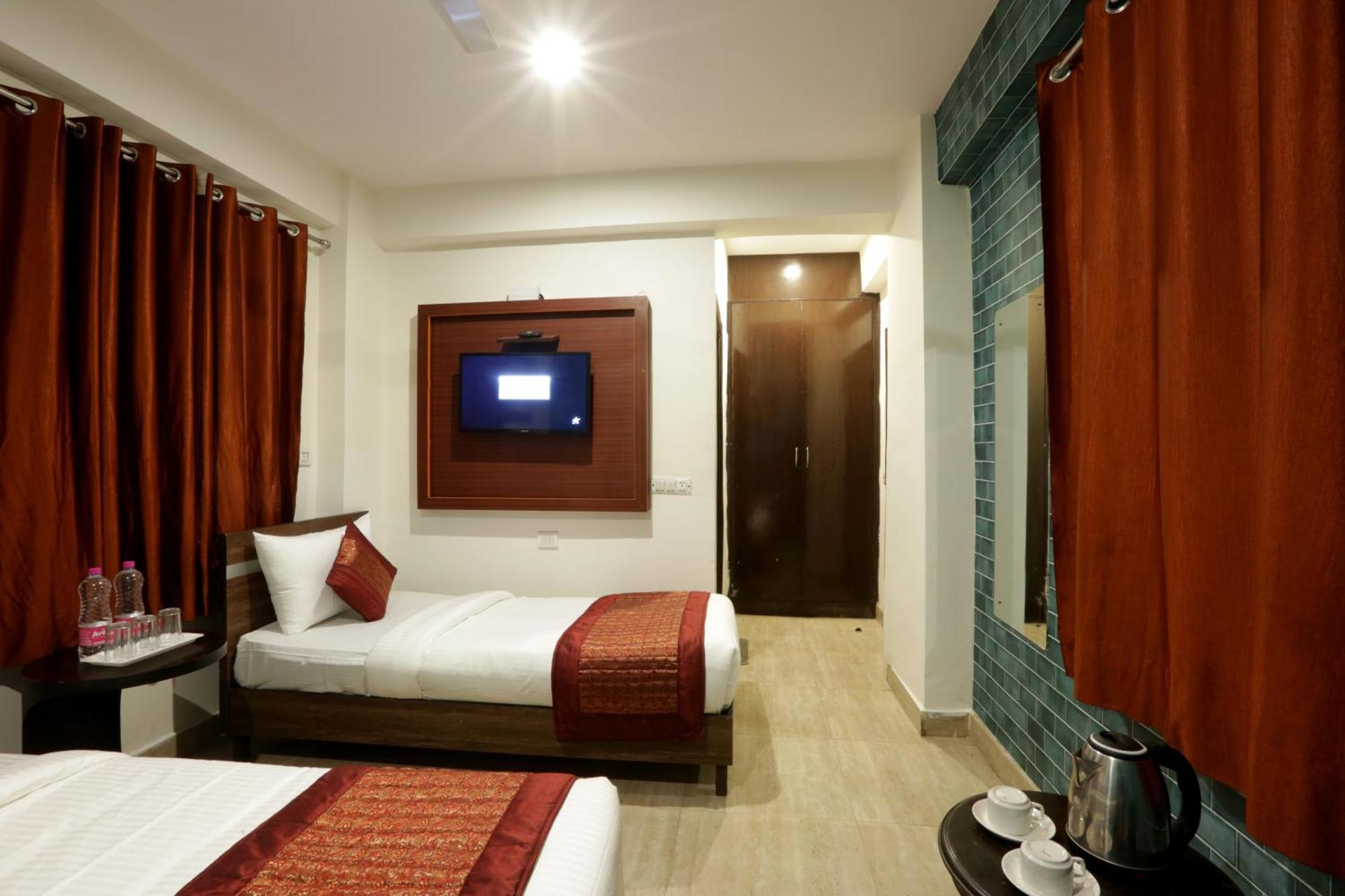 Hotel Sky Wood At Airport Нью-Дели Экстерьер фото